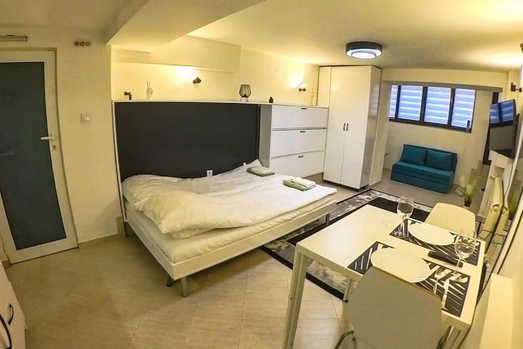 Studio With Courtyard Just Steps Away Vitosha Str Sofia Extérieur photo